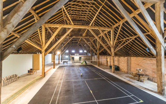 Grote recreatieschuur met indoor badmintonveld