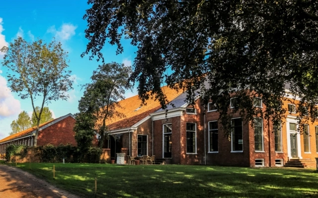 Zijaanzicht van de Huningaheerd en de tuin