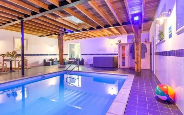 Wellnessruimte met zwembad en sauna