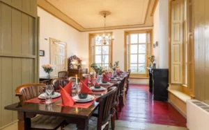 Karakteristieke eetkamer van Erve Oostwold