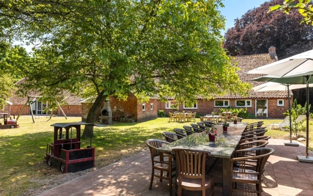 Terras en ruime tuin van Landgoed ter Wupping