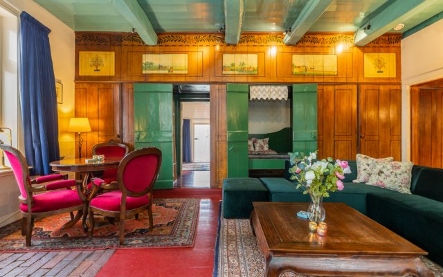 Historisch interieur met houten details en bedsteden