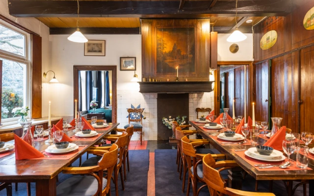 Karakteristieke eetkamer voor de groep