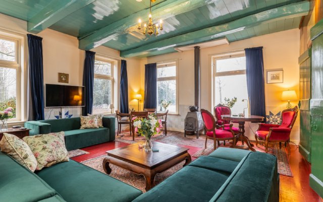 Sfeervolle woonkamer met houtkachel