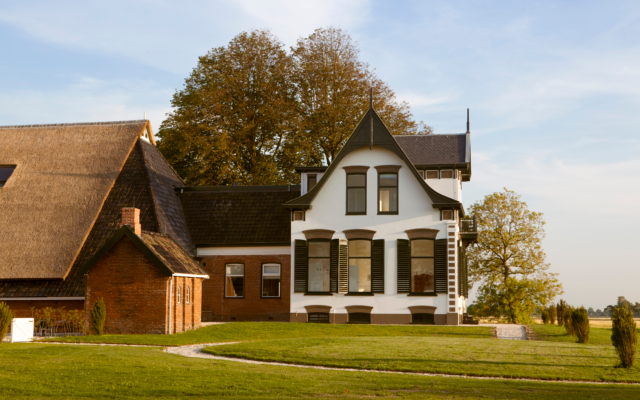 Zijaanzicht van monumentaal Landhuis Hefswal