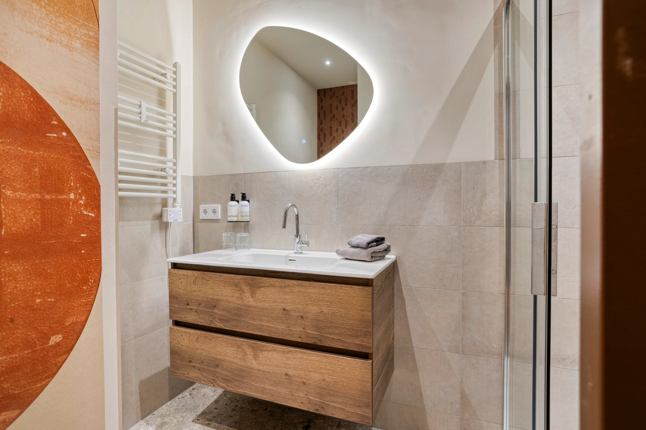 Moderne badkamer met verlichte spiegel