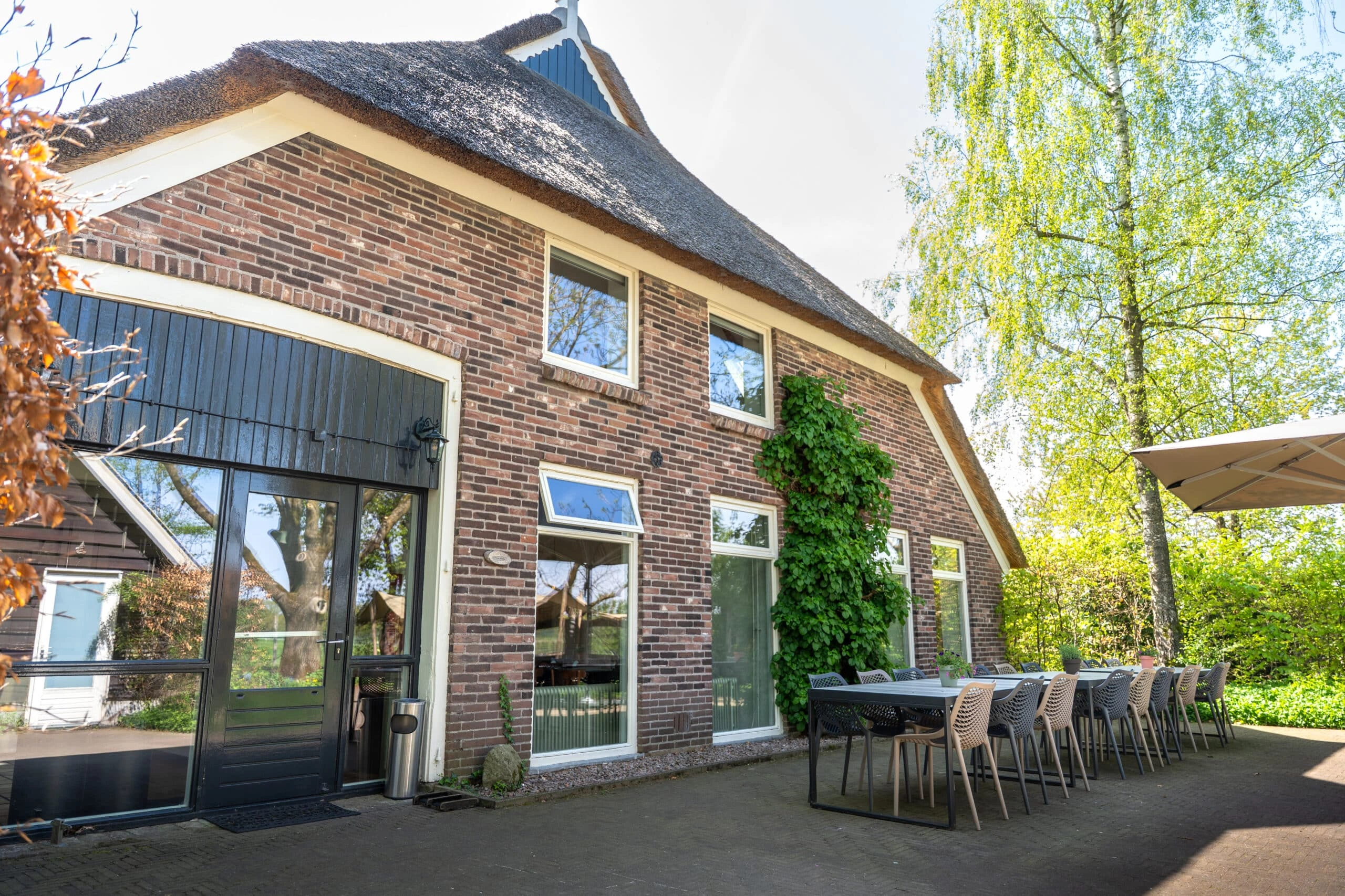 Rietgedekte hoeve met ruim terras
