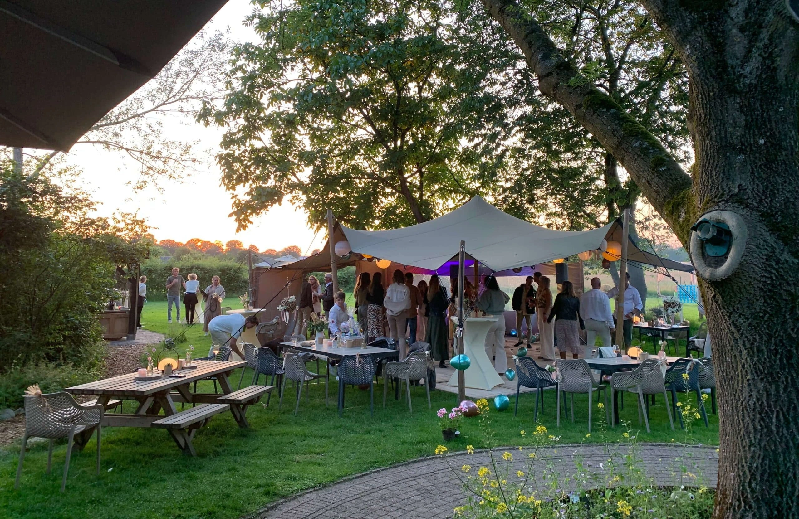 Stretchtent in de sfeervolle tuin