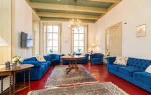 Sfeervolle woonkamer met blauwe banken