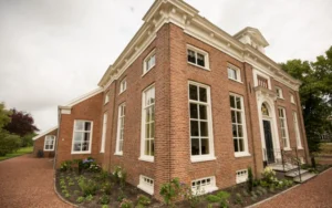 Zijaanzicht van de rijksmonumentale boerderij