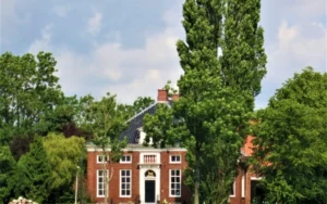 Erve Oostwold omringd door groen