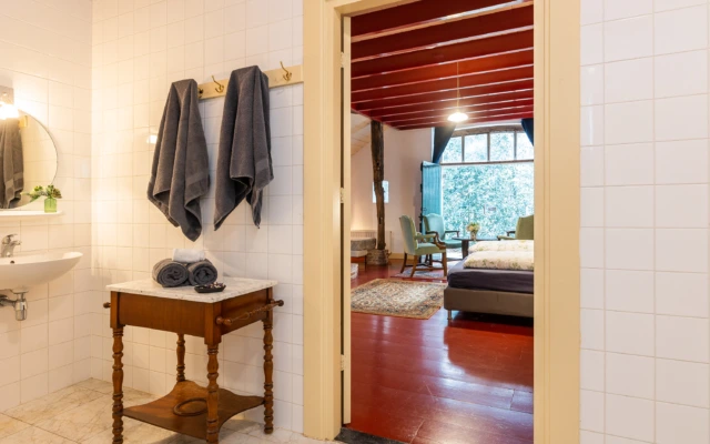Privébadkamer bij een slaapkamer