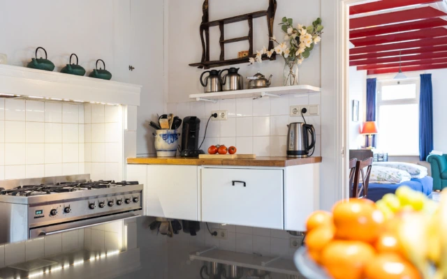 Keuken met zespits gasfornuis