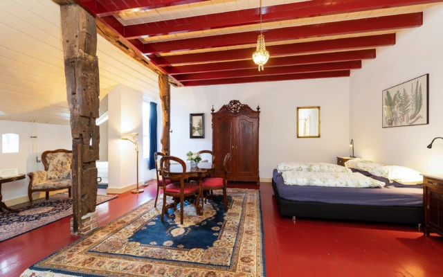 Ruime slaapkamer met historische balken