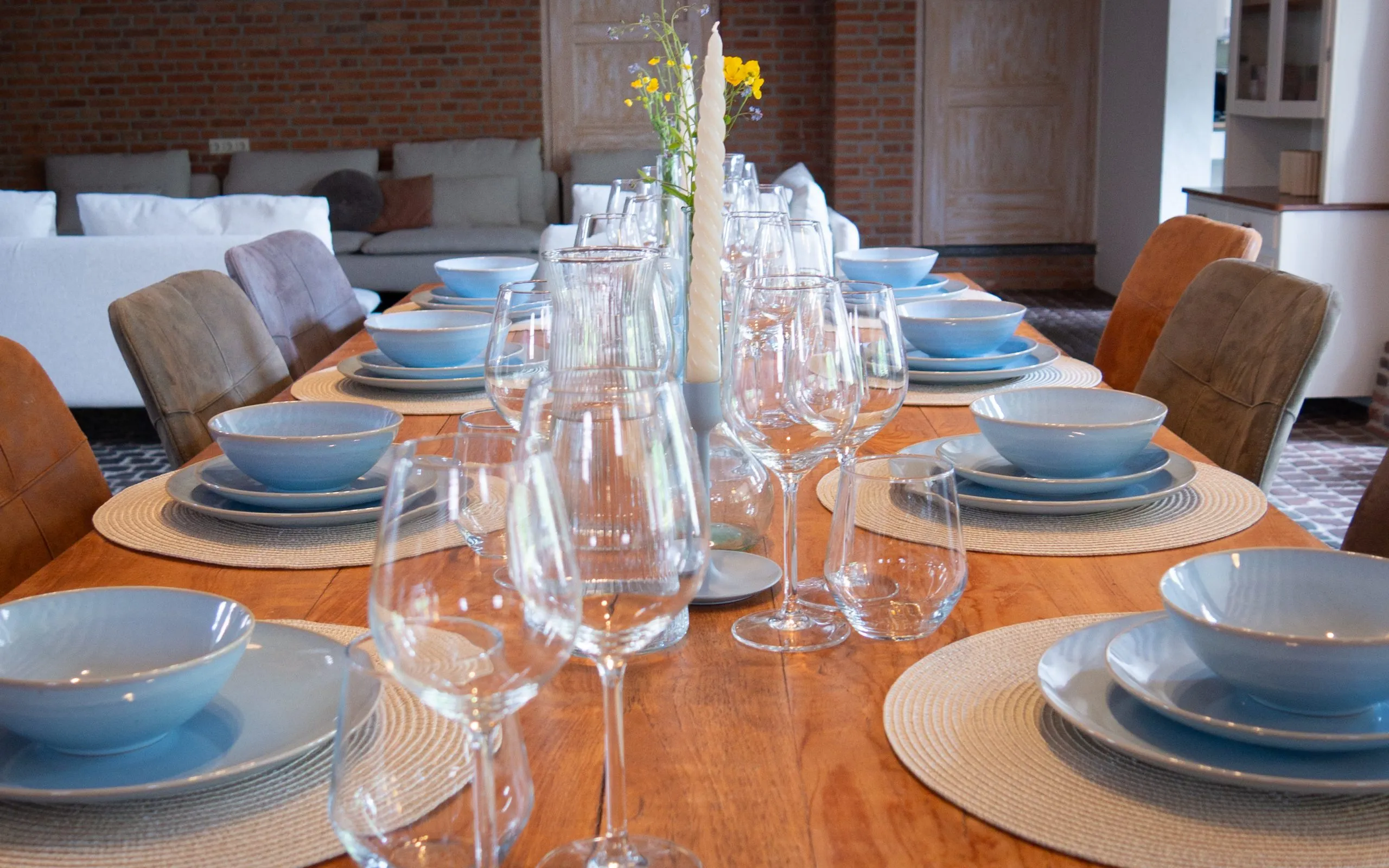 Gedekte eettafel voor de groep