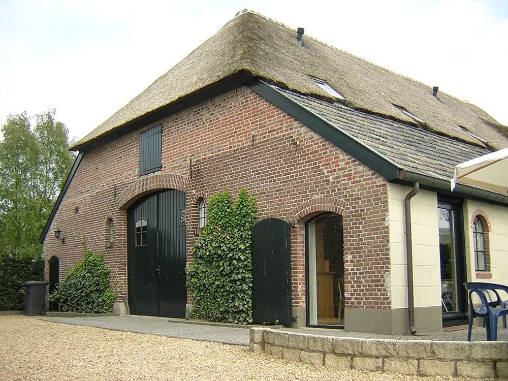 Zijaanzicht van de monumentale accommodatie